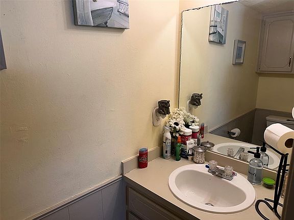 5th image of 912 Acacia Cir #914