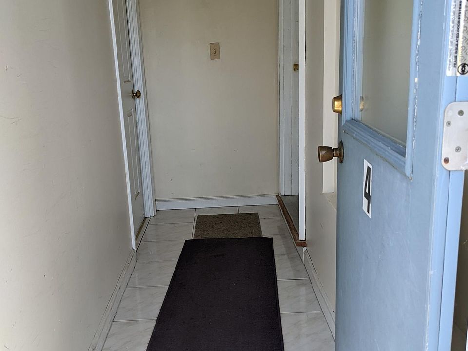 Private Entrance hallway.