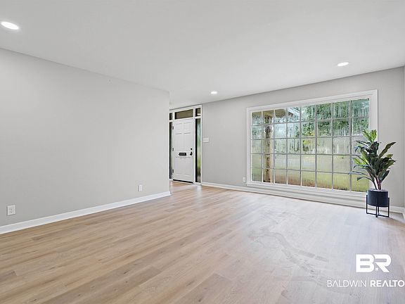 3rd image of 255 Berkley Ct