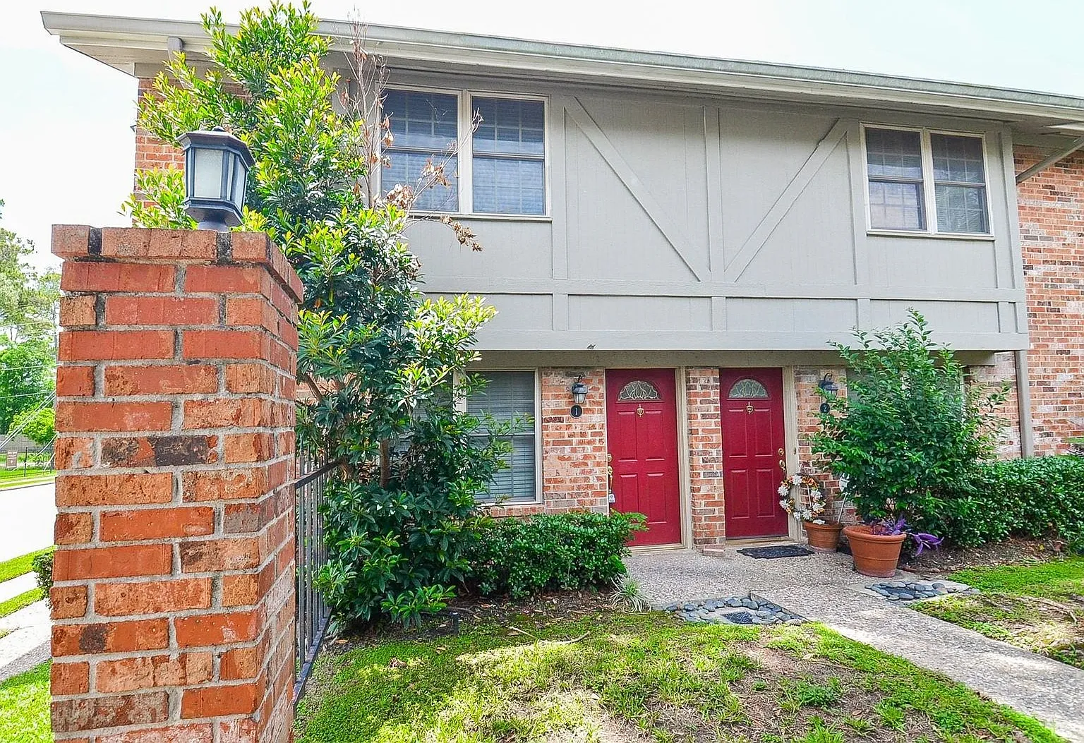 2 Bedroom Memorial Condo with Utilities Included — Photo 2