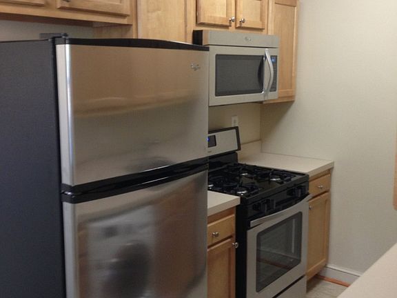 3rd image of 4832 Chevy Chase Dr APT 106