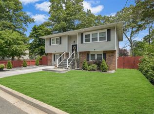 10 Crown Ave, Huntington, NY 11743