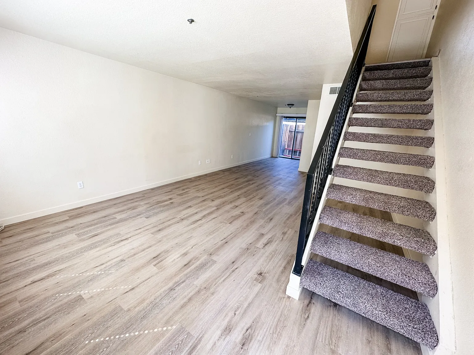2 bed, 850 sqft, $1,500 — Photo 2