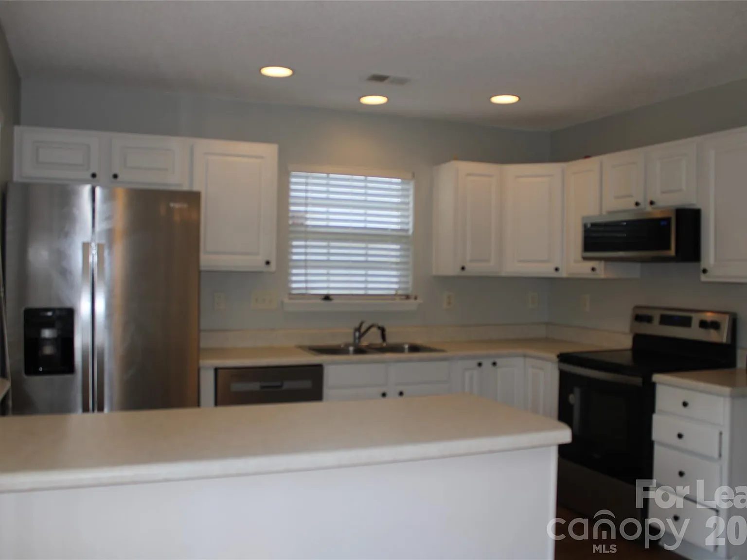 3 bed, 2.5 bath, 1357 sqft, $1,700 — Photo 4