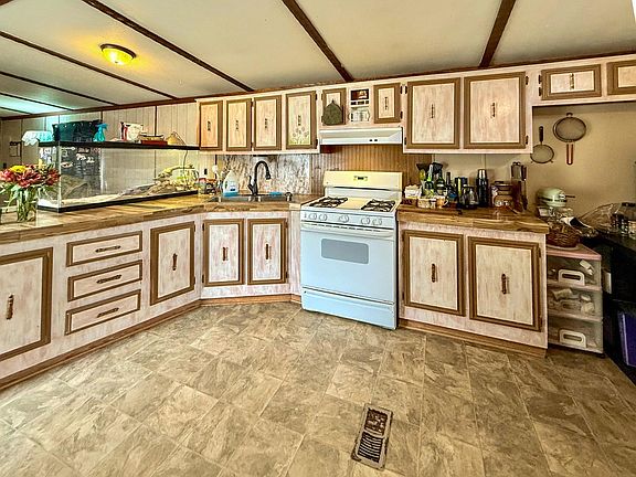 4th image of 435 Rustic Ln S