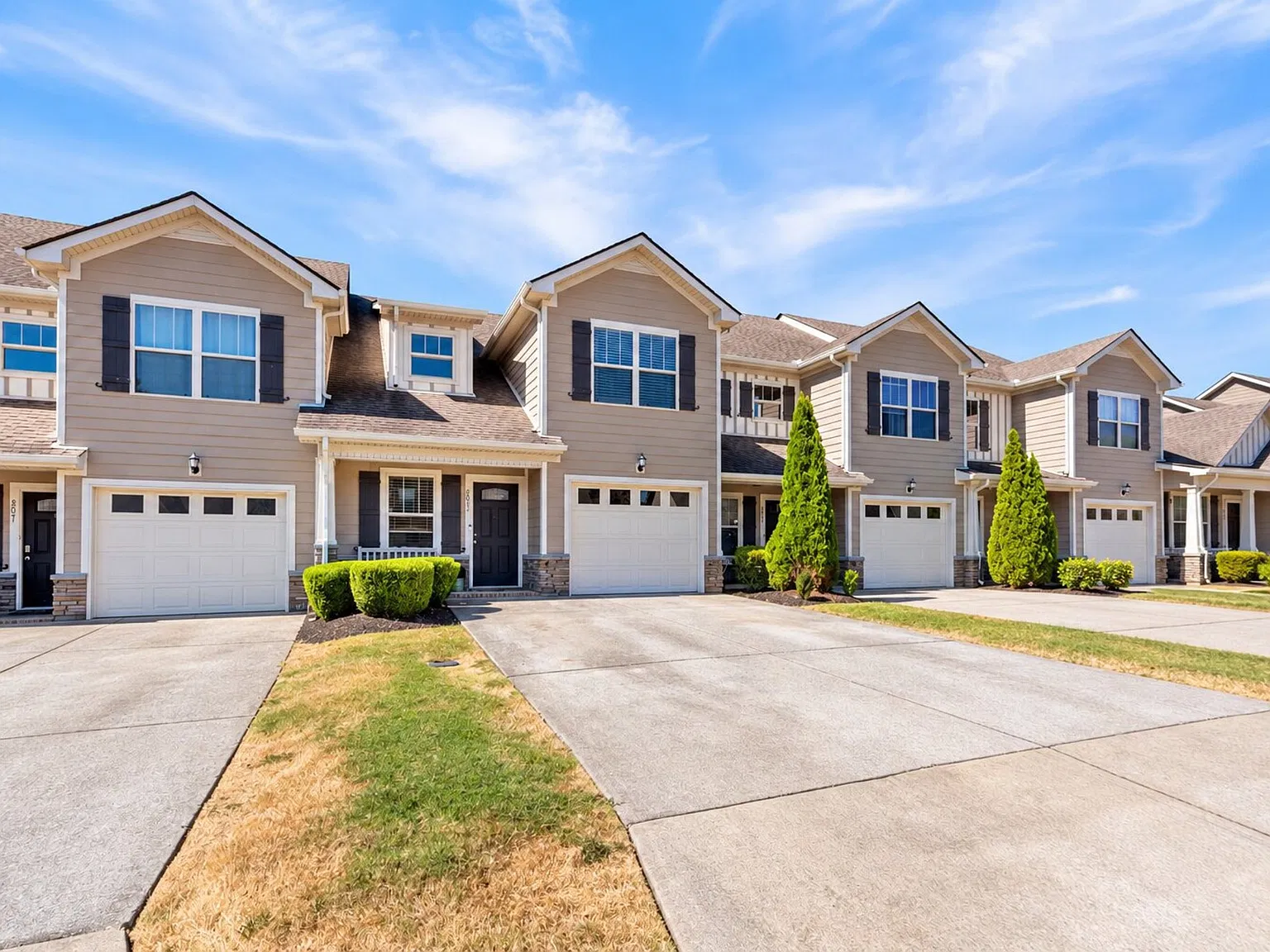 3 bed, 2.5 bath, 1692 sqft, $2,300 — Photo 3