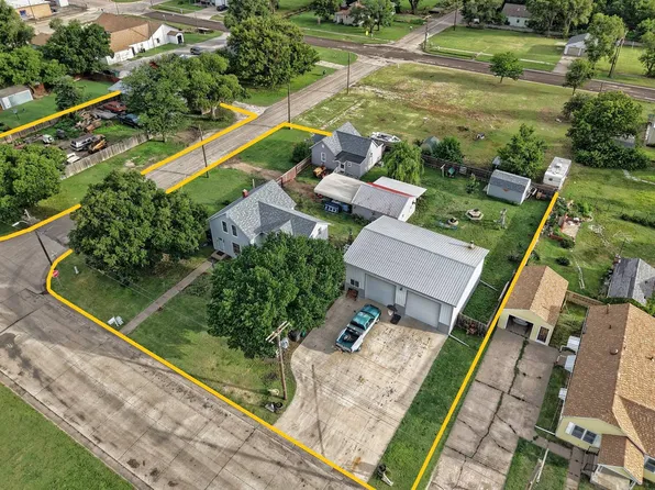 305 E 13th St, Russell, KS 67665