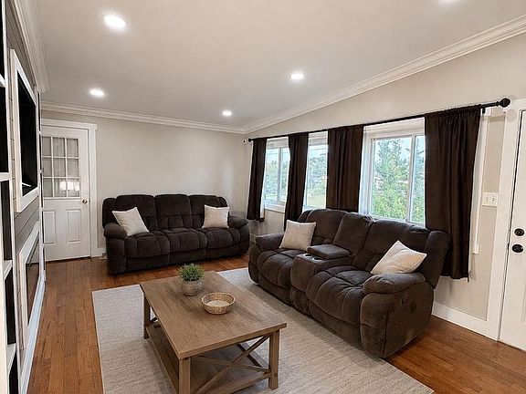 4th image of 6203 Middleton Ln