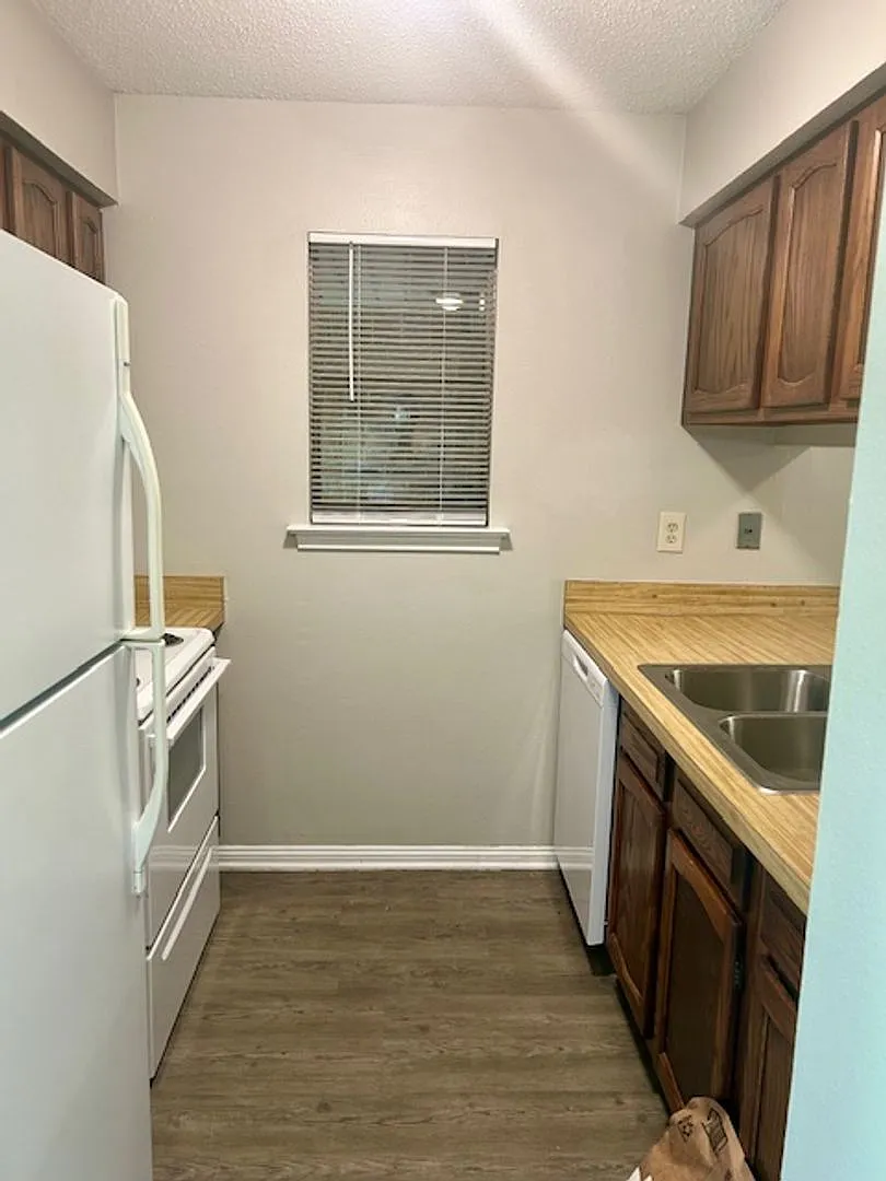 5 River Forest Apartments — Photo 3