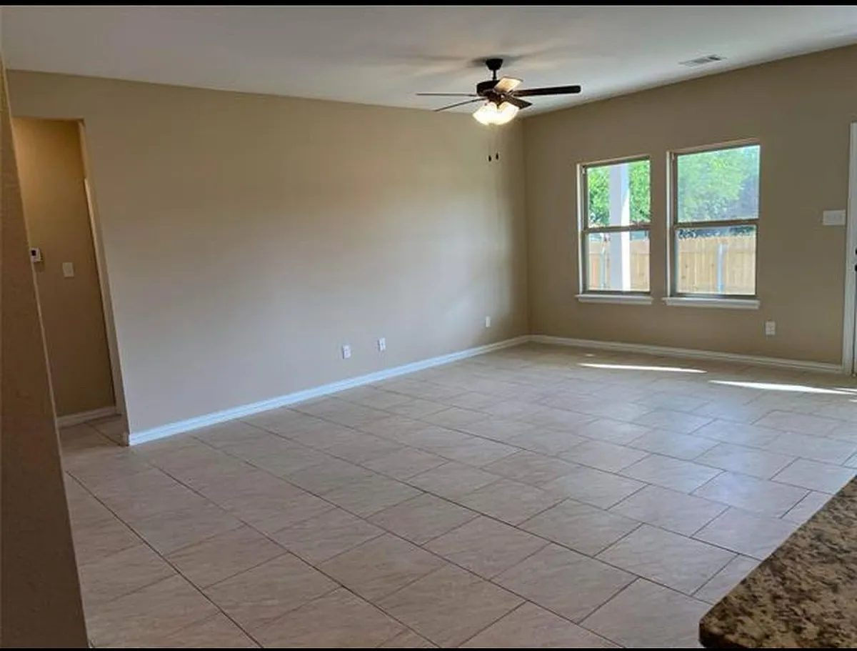 Building Photo - 144 Canales Cir