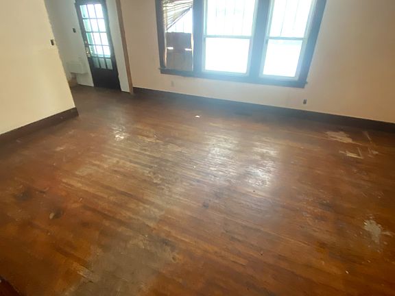 3rd image of 634 W Division St