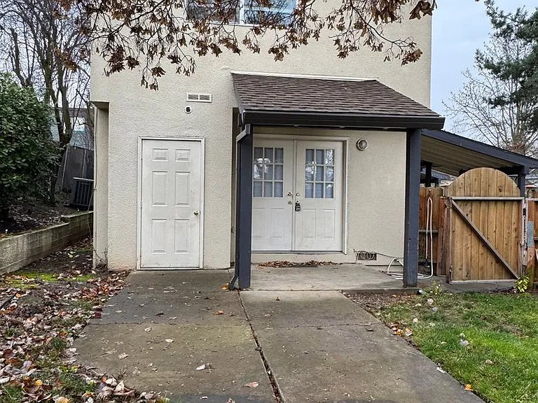 2039 Campus Dr — Photo 2