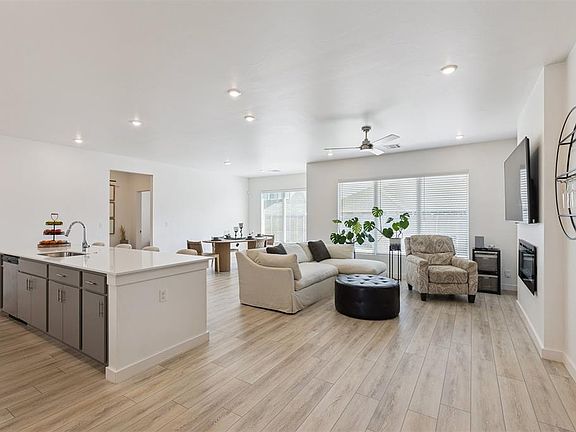 4th image of 15404 Avalon Ln