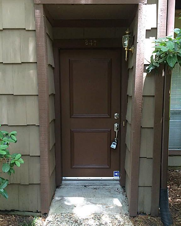 Cozy entryway which exits to beautiful greenbelt.