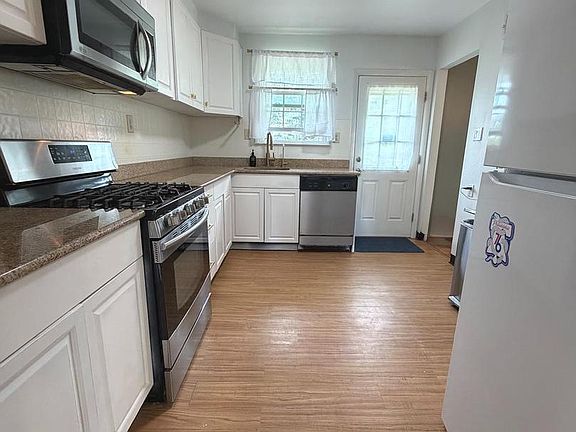 3rd image of 1207 Greenhill Rd
