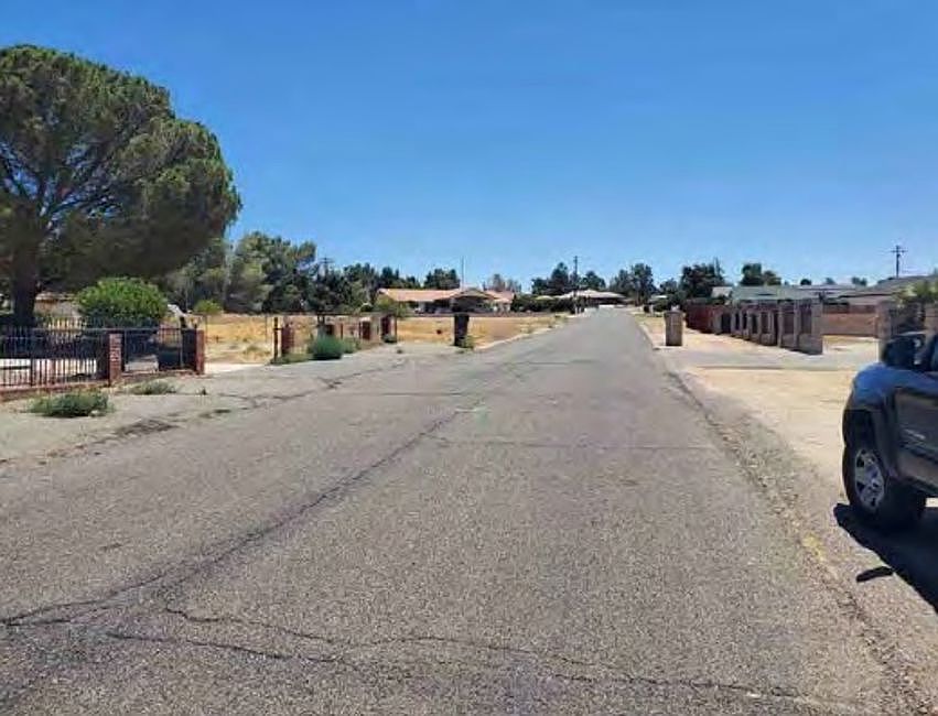 Exterior Neighborhood (street photo)