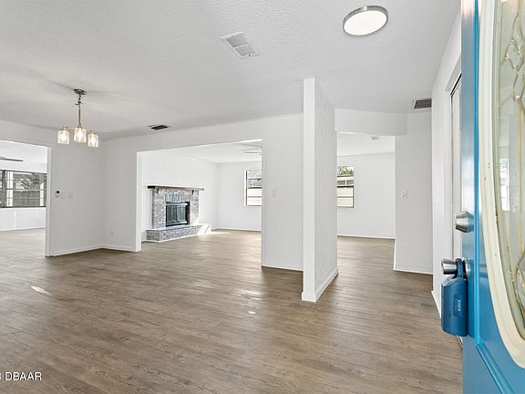 2nd image of 359 Wilmette Cir
