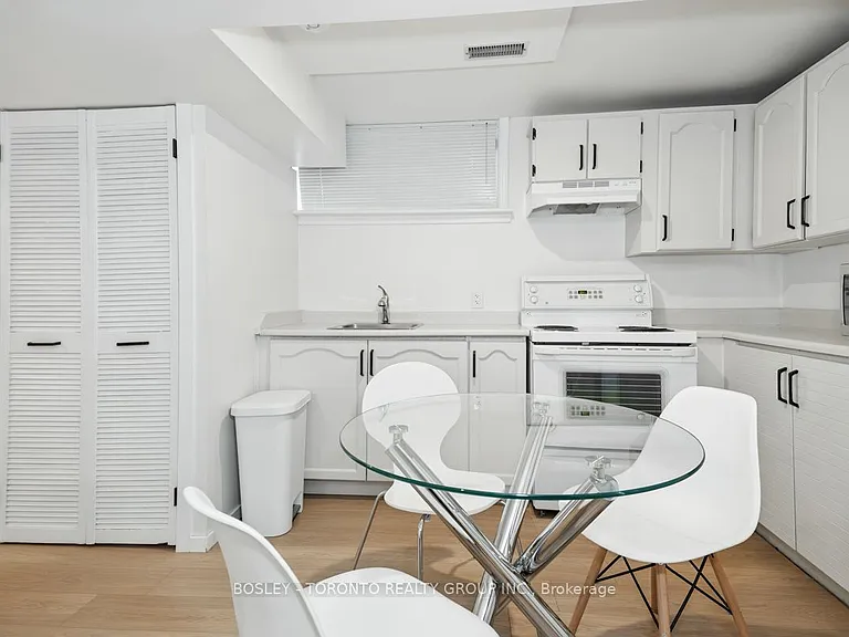 146 Earlscourt Ave #LOWER — Photo 17