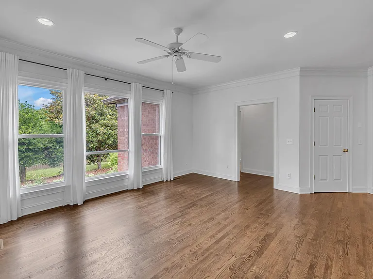 729 Harrow Ln — Photo 16
