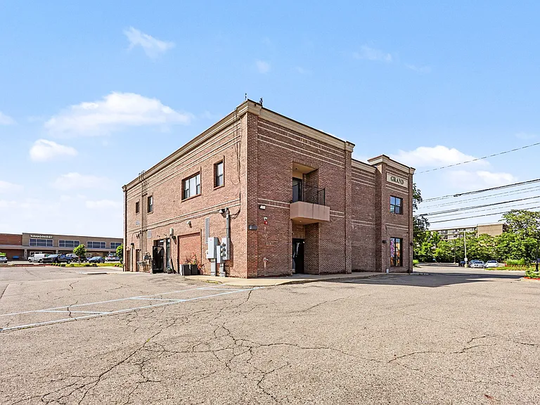 32821 Grand River Ave #B — Photo 14