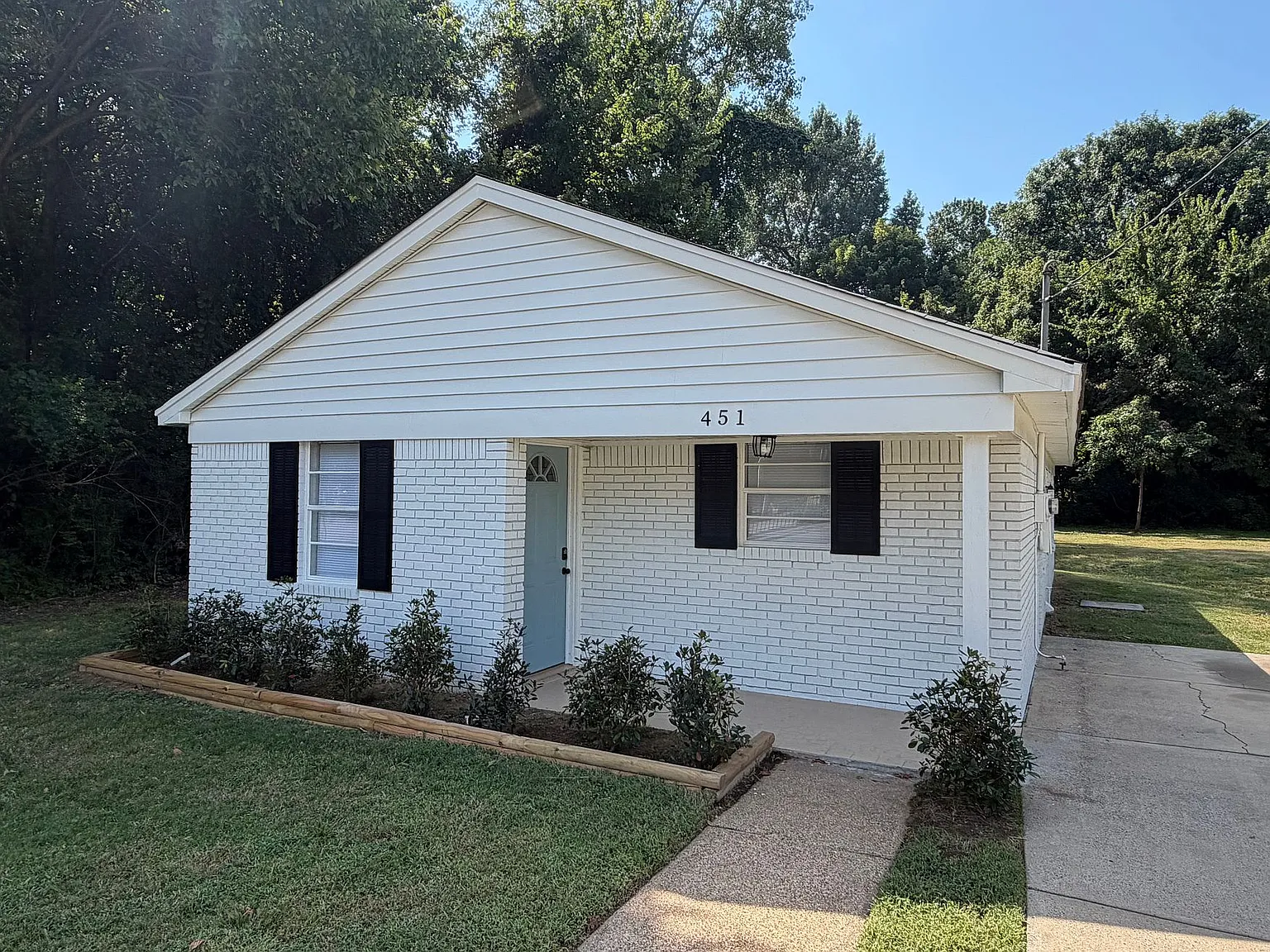 451 Flynn Rd — Photo 1