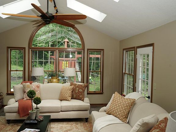 5th image of 368 Spruce Dr