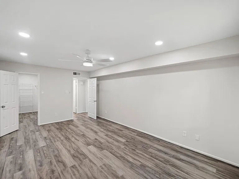 357 N Post Oak Ln #101 — Photo 8
