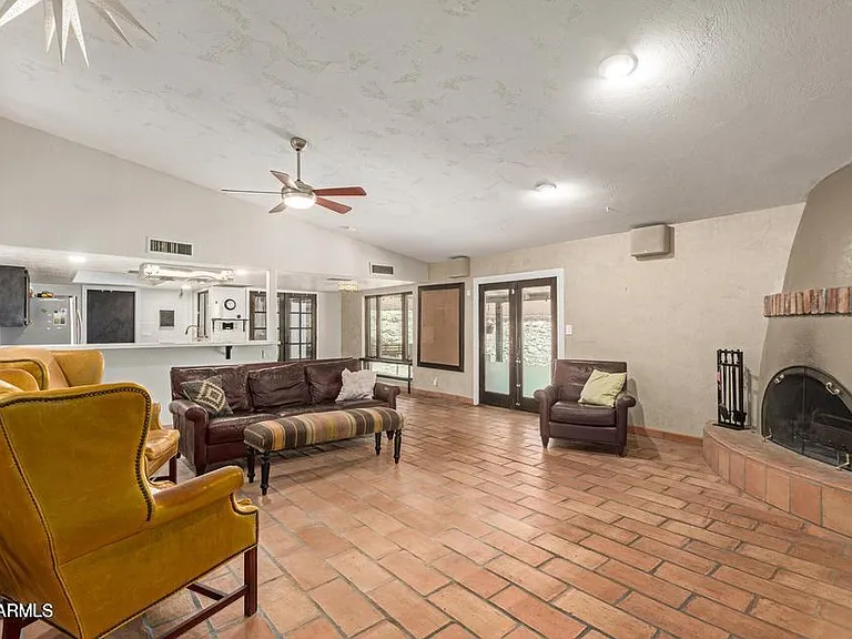 239 E Aster Dr — Photo 4