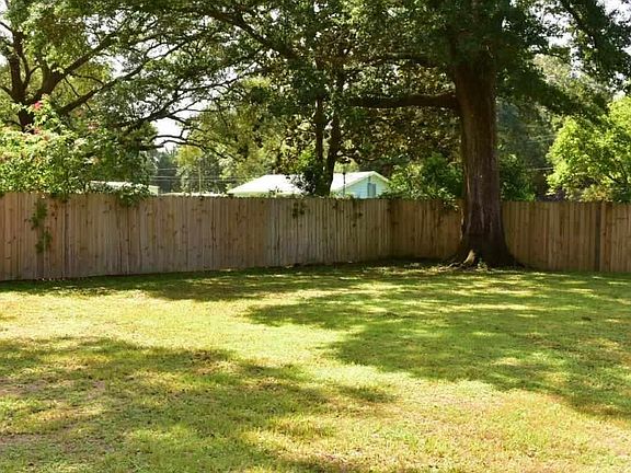 4th image of 2611 Green Bay Dr