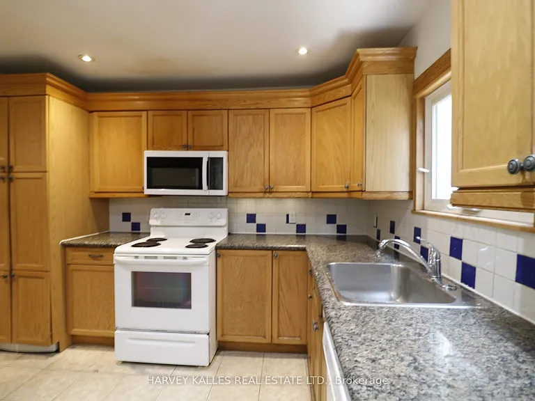 6 Poplar Plains Cres #MAIN — Photo 8