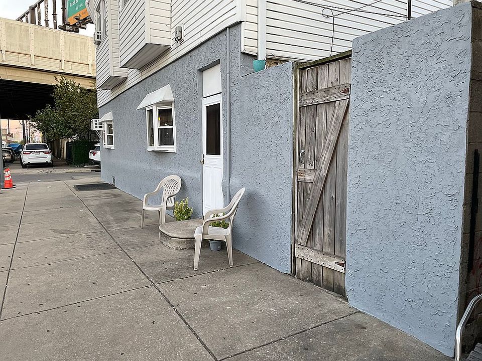 2nd image of 2300 S Lee St