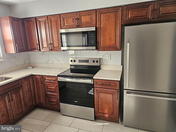 3rd image of 398 Bishop St