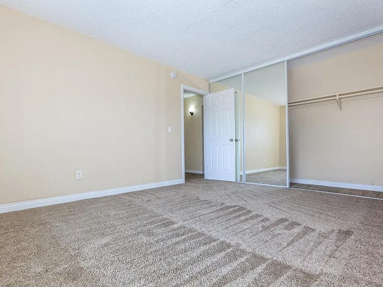 Dorado Plaza Apartments — Photo 36