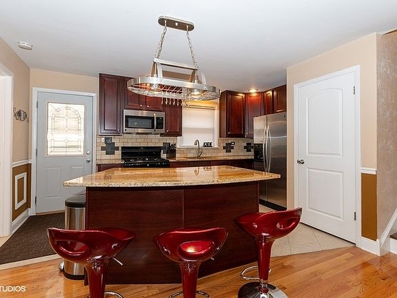 5th image of 2605 W 83rd Pl