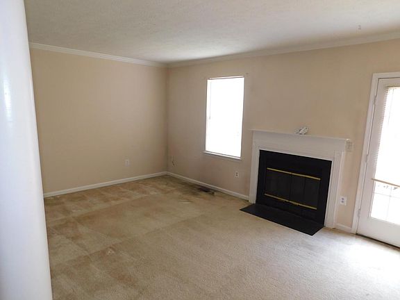 3rd image of 105 W Park Dr