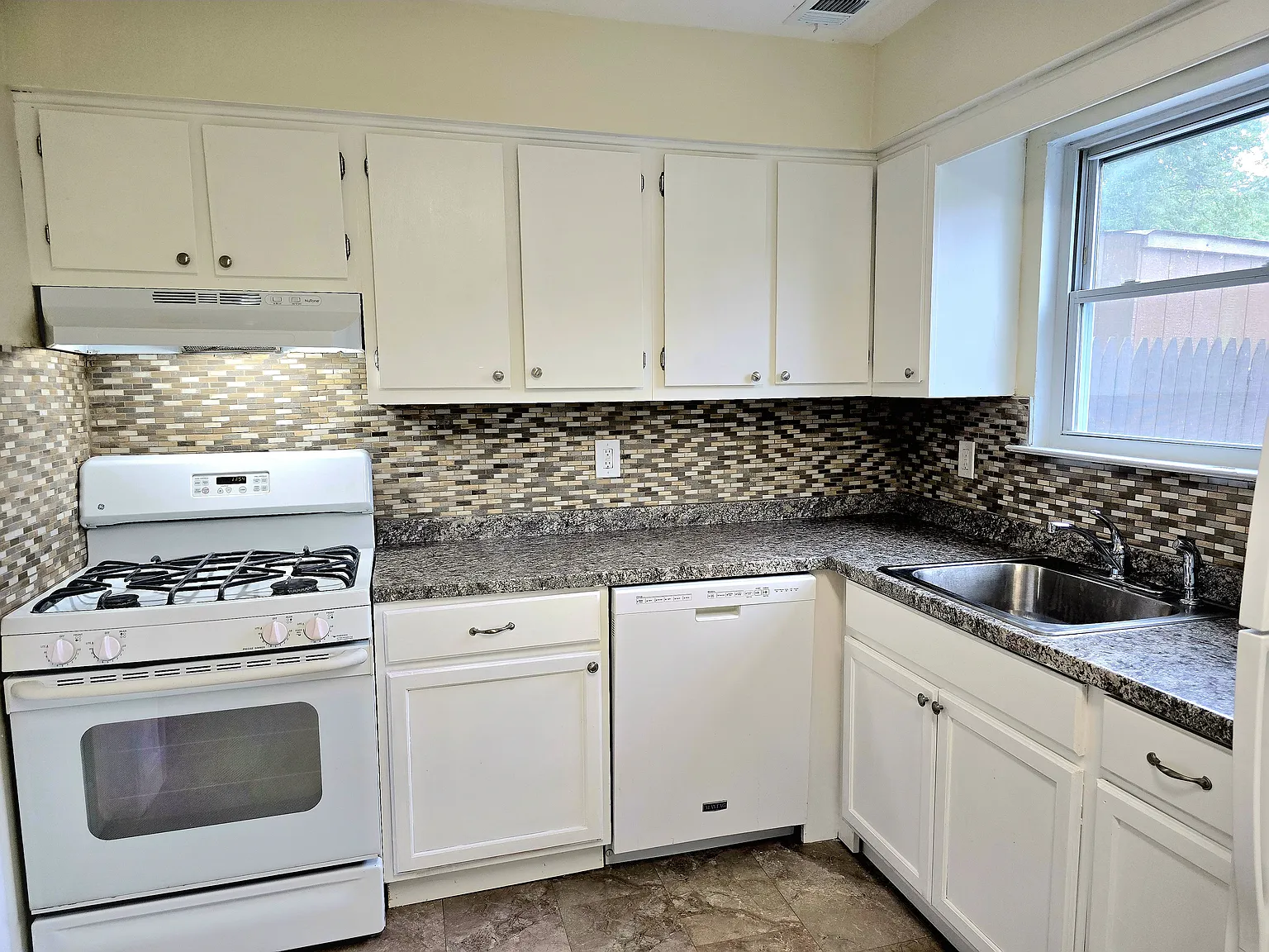 2 bed, 1080 sqft, $2,295 — Photo 2