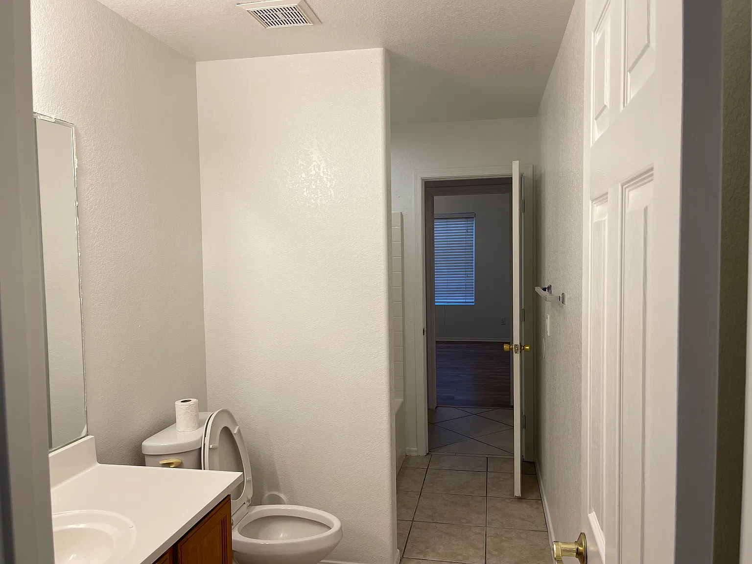 4 bed, 1872 sqft, $2,345 — Photo 2