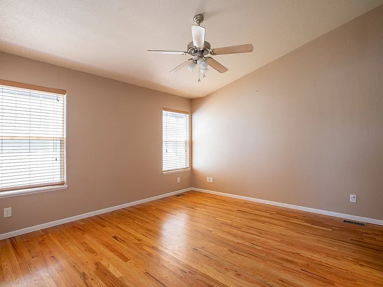 1076 Fairfield Ave — Photo 33
