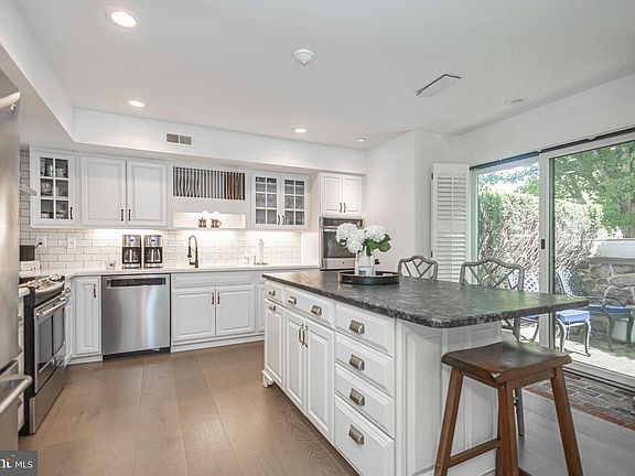 4th image of 8 Sugar Knoll Dr