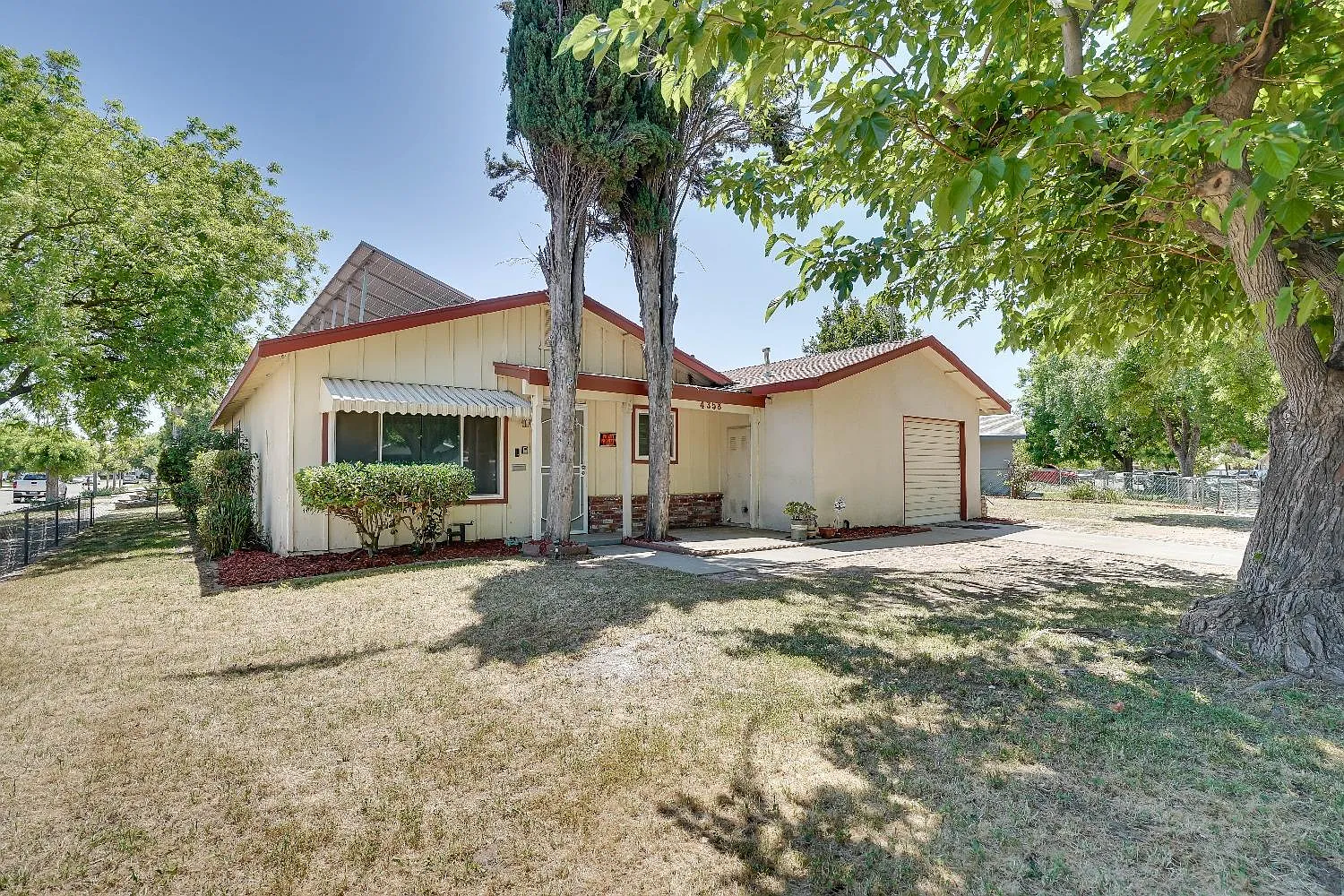 4358 N Pleasant Ave photo 1