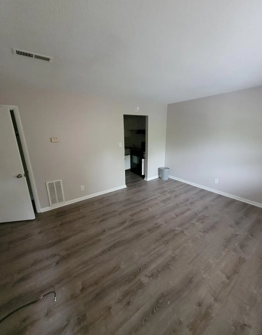 Lynnwood Arms Apartments - 8 — Photo 2