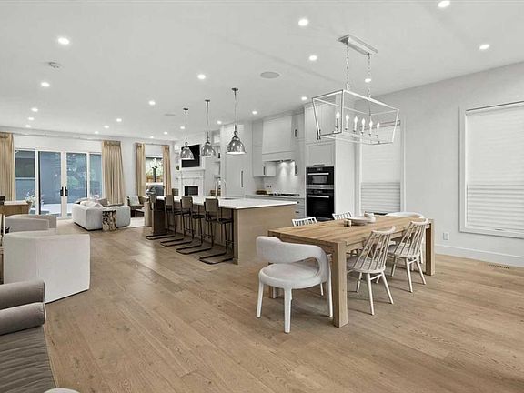 4th image of 4407 E 17th St SW