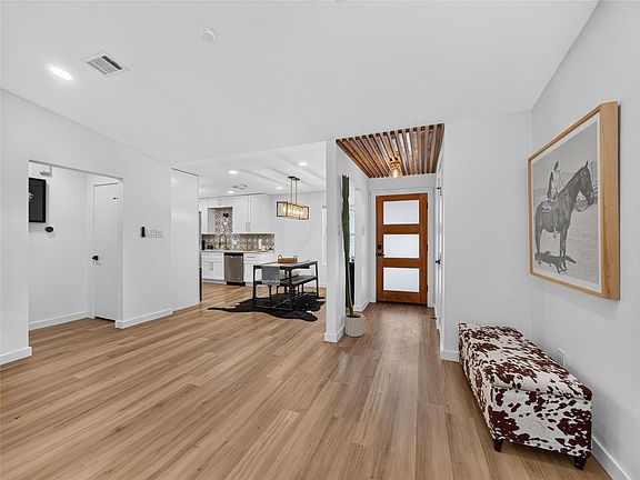 3rd image of 2102 Lear Ln