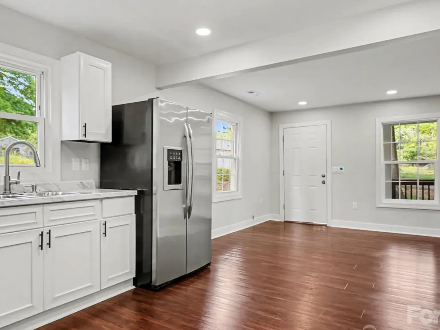 3 bed, 897 sqft, $1,700 — Photo 2
