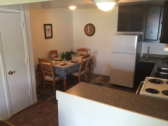 Spacious eat in kitchen with lots of cabinets