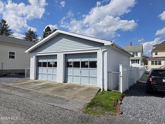 4th image of 631 W 16th St