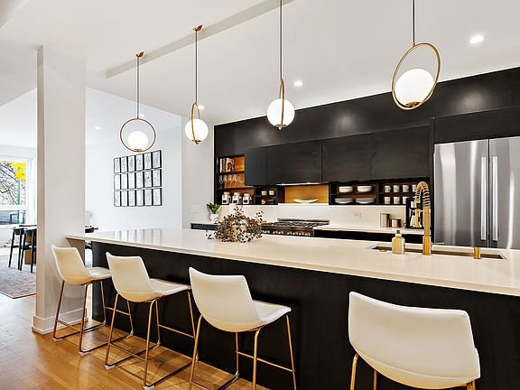 4th image of 2448 N Artesian Ave #1