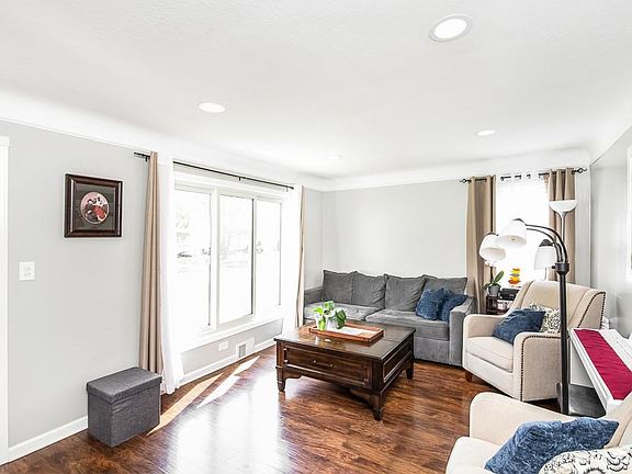 3rd image of 9518 Pinegrove Ave