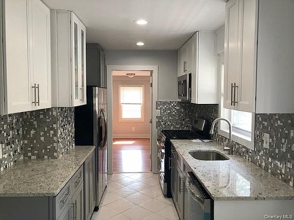 4th image of 100 Earle Ave #1