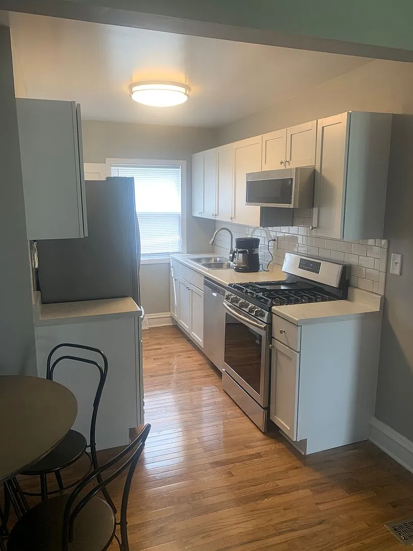 Cozy 2 Bedroom 1 Bathroom Home in South Minneapolis! — Photo 2